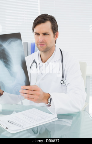 Doctor looking at x-ray photo de poumons in medical office Banque D'Images