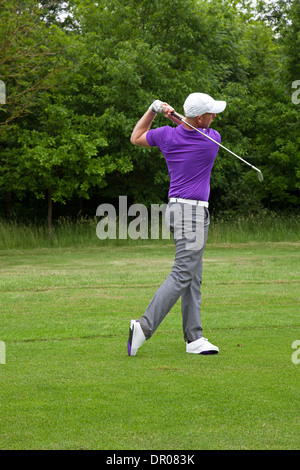 Male golfer jouer a la mi fer à partir du bord de l'allée, série de quatre images Banque D'Images