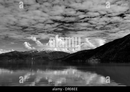 Montagnes entourant le Sognefjorden, Fjord de Sogn og Fjordane, région de Norvège, Scandinavie, l'Europe. Banque D'Images