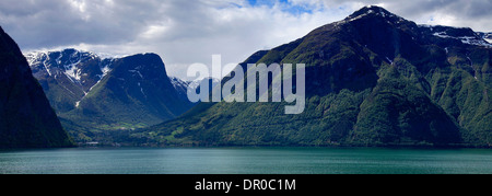 Montagnes entourant le Sognefjorden, Fjord de Sogn og Fjordane, région de Norvège, Scandinavie, l'Europe. Banque D'Images