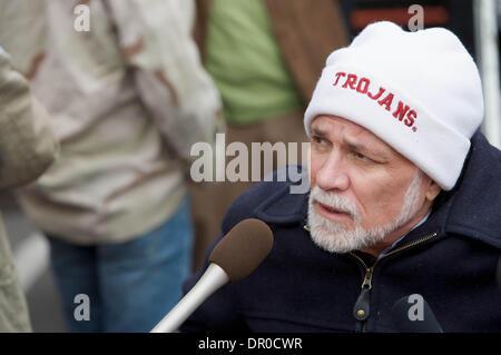 Mar 21, 2009 - Hollywood, Californie, USA - RON KOVIC, Vietnam vet, s'adresse à la foule à la réponse-la protestation anti-guerre et des droits de l'homme rassemblement pour commémorer le 6e anniversaire de la guerre en Irak. Mars s'est tenue sur Hollywood Blvd, entre Vigne et Highland. Des milliers de personnes étaient présentes. (Crédit Image : © Karl Polverino/ZUMA Press) Banque D'Images