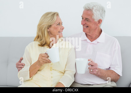 Senior couple avec les tasses de café à la maison Banque D'Images