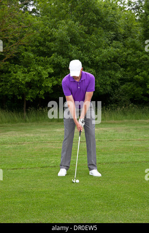 Male golfer jouer a la mi fer à partir du bord de l'allée, série de quatre images Banque D'Images