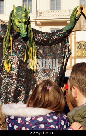 Dragon Street-Performer sur pilotis, Marché de Noël médiéval, Munich, Allemagne Banque D'Images