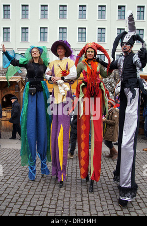 4 Street-Performers sur pilotis, Marché de Noël médiéval, Munich, Allemagne Banque D'Images