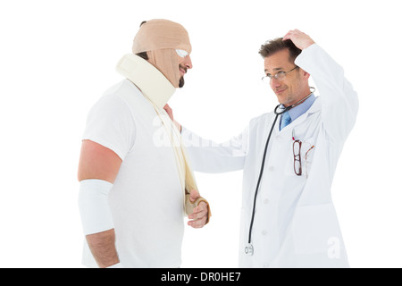 Vue latérale d'un médecin à la patient à bandage en Banque D'Images
