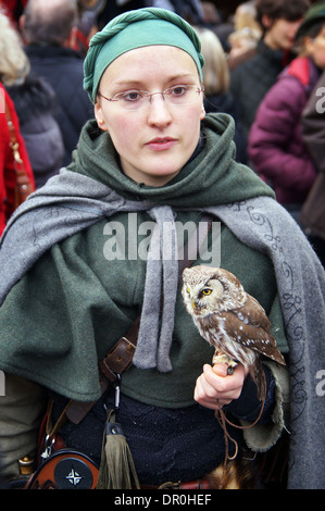 Street-Performer avec bébé hibou, Marché de Noël médiéval, Munich, Allemagne Banque D'Images