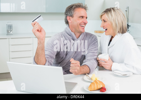 Dans deux peignoirs faire les achats en ligne dans la cuisine Banque D'Images