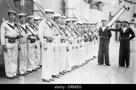 Un GROUPE DE MARINS À BORD DE LA SECONDE GUERRE MONDIALE, un cuirassé HMS ROYAL SOVEREIGN Banque D'Images