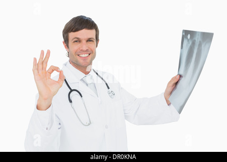 Smiling male doctor holding une radiographie des poumons Banque D'Images