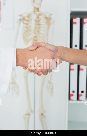 Gros plan extrême d'un médecin et patient shaking hands Banque D'Images