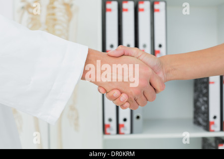 Gros plan extrême d'un médecin et patient shaking hands Banque D'Images