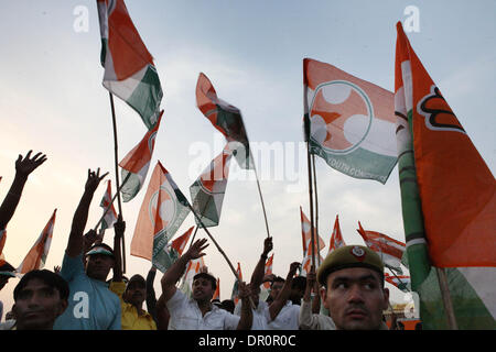 05 mai 2009 - New Delhi, Inde - l'Inde des partisans du parti du Congrès au pouvoir crier des slogans lors d'une réunion électorale à la fin de la deuxième phase de l'interrogation. (Crédit Image : © Pankaj Nangia/ZUMA Press) Banque D'Images