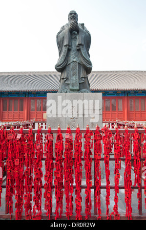 Statue de Confucius à Beijing Guozijian (Académie impériale), Beijing, Chine Banque D'Images