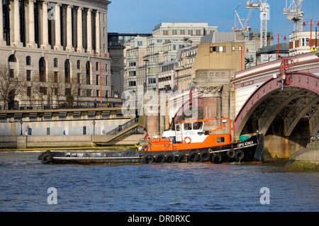 Londres, Angleterre, Royaume-Uni. Remorqueur Thames (GPS Ionia) passant Unilever House, en passant sous le pont de Blackfriars Banque D'Images