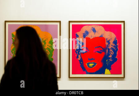 Oberhausen, Allemagne. 17 Jan, 2014. Une femme regarde l'oeuvre 'Marilyn, B. dimanche matin par Andy Warhol au Ludwig Galerie à Oberhausen, Allemagne, 17 janvier 2014. L'exposition 'L'artiste pop Andy Warhol' se déroule du 19 janvier au 18 mai 2014 à la Galerie à Ludwig Schloss Oberhausen. Photo : JAN-PHILIPP STROBEL/dpa/Alamy Live News Banque D'Images