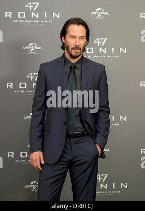 Munich, Allemagne. 17 Jan, 2014. L'acteur canadien Keanu Reeves se distingue lors d'une séance de photos pour le nouveau film "47 Ronin" à Munich, Allemagne, 17 janvier 2014. La fantasy adventure création le 30 janvier 2014 en Allemagne. Photo : Tobias HASE/dpa/Alamy Live News Banque D'Images