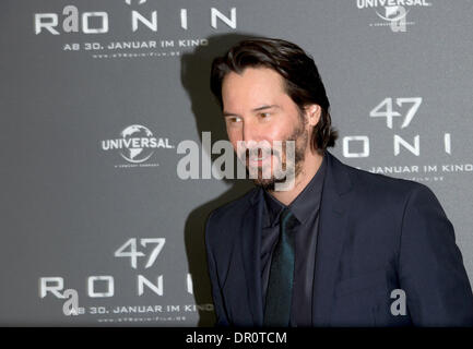 Munich, Allemagne. 17 Jan, 2014. L'acteur canadien Keanu Reeves se distingue lors d'une séance de photos pour le nouveau film "47 Ronin" à Munich, Allemagne, 17 janvier 2014. La fantasy adventure création le 30 janvier 2014 en Allemagne. Photo : Tobias HASE/dpa/Alamy Live News Banque D'Images