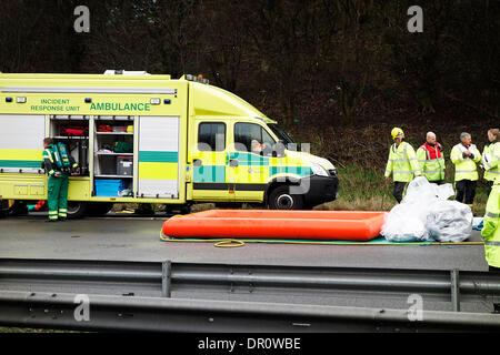 Sortie 28 Autoroute M1 près de Mansfield, au Royaume-Uni. 17 janvier 2014. Incident majeur impliquant plusieurs véhicules dont un camion sur l'Eddie Stobart southbound M1 près de la jonction 28. Les services d'urgence participant à l'incident. Credit : ANDRYPHOT/Alamy Live News Banque D'Images