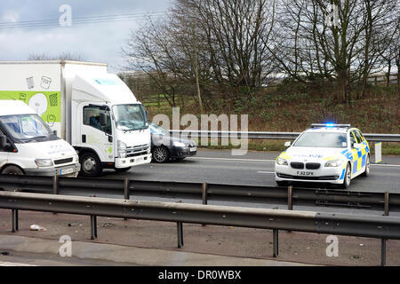 Sortie 28 Autoroute M1 près de Mansfield, au Royaume-Uni. 17 janvier 2014. Incident majeur impliquant plusieurs véhicules dont un camion sur l'Eddie Stobart southbound M1 près de la jonction 28. La police près de la chaussée en direction du M1 près de la jonction 28. Credit : ANDRYPHOT/Alamy Live News Banque D'Images