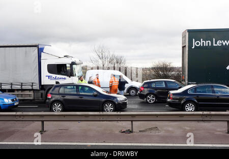 Sortie 28 Autoroute M1 près de Mansfield, au Royaume-Uni. 17 janvier 2014. Incident majeur impliquant plusieurs véhicules dont un camion sur l'Eddie Stobart southbound M1 près de la jonction 28. Les automobilistes dans le trafic à l'arrêt en attente de la route de rouvrir. Credit : ANDRYPHOT/Alamy Live News Banque D'Images