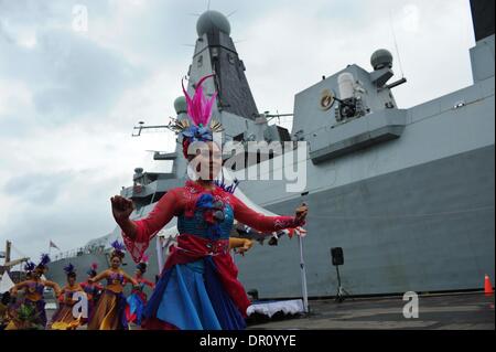 Jakarta, Indonésie. 17 Jan, 2014. Les spectacles de danse indonésienne en face de la Royal Navy Destroyer bateau HMS Daring à Tanjung Priok port de Jakarta, Indonésie, le 17 janvier 2014. La British Royal Navy destroyer Type-45 bateau HMS Daring visites en Indonésie, dans le cadre du programme de participation régionale plus large. Credit : Zulkarnain/Xinhua/Alamy Live News Banque D'Images