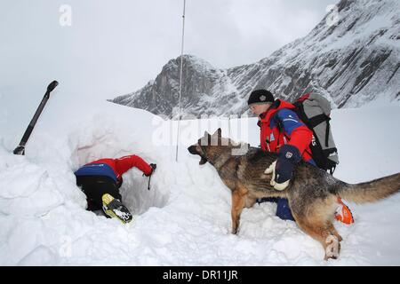 Garmisch-Partenkirchen, Allemagne. 17 Jan, 2014. Aider les travailleurs de sauvetage en montagne rescue dog Aico chercher des survivants lors d'un exercice d'entraînement dans les Alpes, près de Garmisch-Partenkirchen, Allemagne, 17 janvier 2014. Dresseurs de chiens de sauvetage en montagne sont la formation de leurs chiens de recherche de victimes d'avalanche pour une semaine. Photo : Karl Josef OPIM/dpa/Alamy Live News Banque D'Images