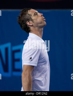 Melbourne, Australie. 17 Jan, 2014. Richard Gasquet de France réagit au cours de la troisième ronde du tournoi match contre Tommy Robredo Espagne de 2014 au tournoi de tennis d'Australie à Melbourne, Australie, le 17 janvier 2014. Gasquet a perdu 1-3. Credit : Bai Xue/Xinhua/Alamy Live News Banque D'Images