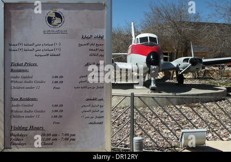 Un panneau avec les informations pour visiteurs à l'entrée du Royal Automobile Museum. Le Parc National d'Al Hussein, à Amman, en Jordanie. Banque D'Images