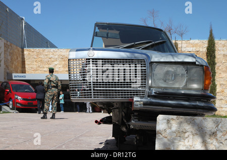 Un vieux Mercedes-Benz exposées dans la zone d'entrée du Royal Automobile Museum. Le Parc National d'Al Hussein, à Amman, en Jordanie. Banque D'Images