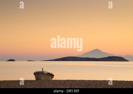 Crépuscule d'or lumière à une plage près de potos sur l'île de Thassos, en Grèce avec le Mont Athos au loin. Banque D'Images