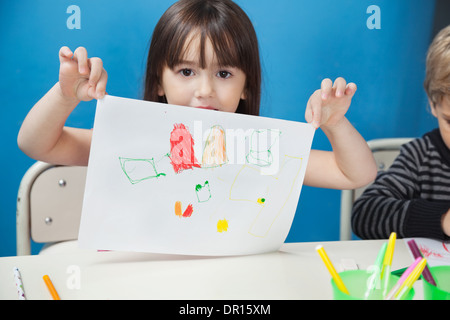 Girl Holding du papier dans la classe d'Art Banque D'Images