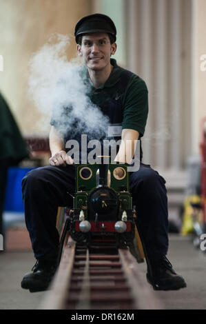 Londres, Royaume-Uni - 17 janvier 2014 : Neil montè sur un train à vapeur à la London l'ingénierie des modèles 2014 à Alexandra Palace. Le show est l'une des plus grandes expositions de modélisation au Royaume-Uni, le mélange de l'ensemble de la modélisation de l'ingénierie des modèles traditionnels, les locomotives à vapeur et les moteurs de traction jusqu'à la plus moderne, gadgets et jouets garçons y compris des camions, bateaux, avions et hélicoptères. Credit : Piero Cruciatti/Alamy Live News Banque D'Images