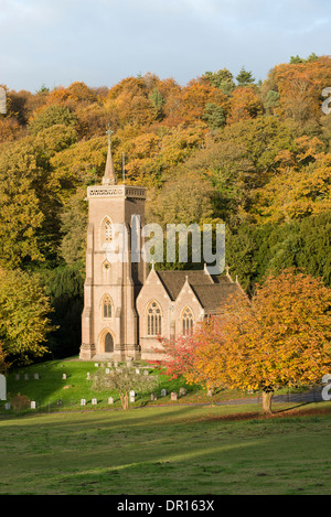 L'église St Audries niché parmi les arbres d'automne dans le village de West Quantoxhead, Somerset. Banque D'Images