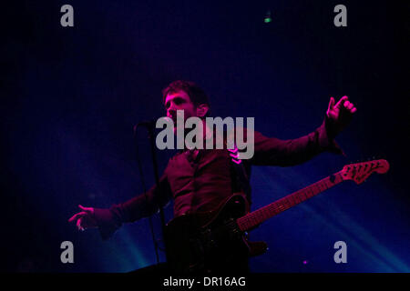 29 Nov 2008 - Lisbonne, Lisbonne, Portugal - JONATHAN DONAHUE, chant principal et le guitariste du groupe de rock américain Mercury Rev, de NY, il se produit à l'Aula Magna à Lisbonne, où le groupe a présenté son nouvel album Snowflake minuit. (Crédit Image : © Mario Proenca/ZUMA Press) Banque D'Images