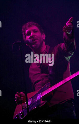 29 Nov 2008 - Lisbonne, Lisbonne, Portugal - JONATHAN DONAHUE, chant principal et le guitariste du groupe de rock américain Mercury Rev, de NY, il se produit à l'Aula Magna à Lisbonne, où le groupe a présenté son nouvel album Snowflake minuit. (Crédit Image : © Mario Proenca/ZUMA Press) Banque D'Images