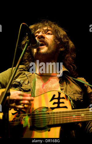 Dec 10, 2008 - Lisbonne, Lisbonne, Portugal - EUGENE HUTZ, du gypsy punk folk groupe américain de New York, Gogol Bordello, il se produit à Campo Pequeno au Portugal. Le groupe américain rend leur seconde apparition au Portugal sur la même année, prouvant la réussite la bande devient dans le pays. (Crédit Image : © Mario Proenca/ZUMA Press) Banque D'Images