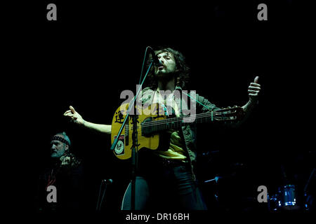 Dec 10, 2008 - Lisbonne, Lisbonne, Portugal - EUGENE HUTZ, du gypsy punk folk groupe américain de New York, Gogol Bordello, il se produit à Campo Pequeno au Portugal. Le groupe américain rend leur seconde apparition au Portugal sur la même année, prouvant la réussite la bande devient dans le pays. (Crédit Image : © Mario Proenca/ZUMA Press) Banque D'Images