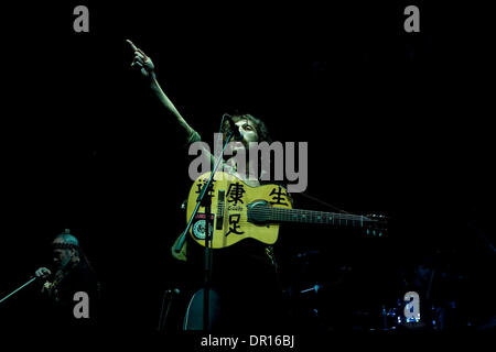 Dec 10, 2008 - Lisbonne, Lisbonne, Portugal - EUGENE HUTZ, du gypsy punk folk groupe américain de New York, Gogol Bordello, il se produit à Campo Pequeno au Portugal. Le groupe américain rend leur seconde apparition au Portugal sur la même année, prouvant la réussite la bande devient dans le pays. (Crédit Image : © Mario Proenca/ZUMA Press) Banque D'Images