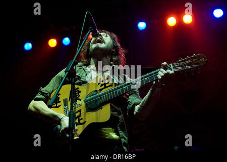 Dec 10, 2008 - Lisbonne, Lisbonne, Portugal - EUGENE HUTZ, du gypsy punk folk groupe américain de New York, Gogol Bordello, il se produit à Campo Pequeno au Portugal. Le groupe américain rend leur seconde apparition au Portugal sur la même année, prouvant la réussite la bande devient dans le pays. (Crédit Image : © Mario Proenca/ZUMA Press) Banque D'Images