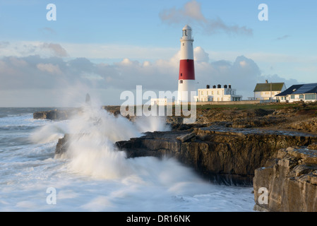 Des vagues énormes causés par les grandes marées et les vents violents crash près de Portland Bill Lighthouse, Dorset Banque D'Images