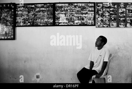 Jan 12, 2009 - Kuala Lumpur, Malaisie - un des réfugiés du Myanmar est assis dans une petite salle dans le centre de réfugiés Chin, situé à Bukit Bintang, Kuala Lumpur. c'est là où les réfugiés Chin chercher un abri, l'aide et le soutien que leur donne l'espoir de survivre. (Crédit Image : © Rahman Rosian/ZUMA Press) RESTRICTIONS : Date inconnue ! Banque D'Images