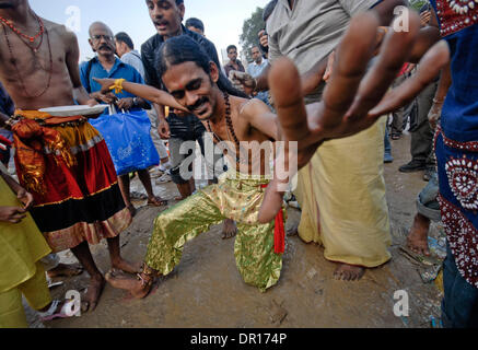 20 févr. 2009 - Kuala Lumpur, Malaisie - Un homme danse en transe pendant Thaipusam festival à Kuala Lumpur. Thaipusam est une fête hindoue célébrée principalement par la communauté tamoule à la pleine lune dans le mois tamoul de Thai. Pusam réfère à une étoile qui est à son point le plus élevé pendant le festival. Le festival commémore l'anniversaire de Lord Murugan (également Subramaniam), la younge Banque D'Images