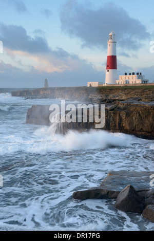 Une mer crash sur les rochers près de Portland Bill Lighthouse, Dorset. Banque D'Images