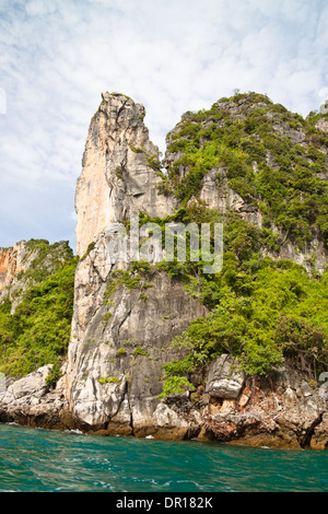 Belle côte pittoresque de l'île Phi Phi - Thaïlande. Banque D'Images