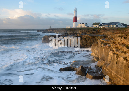 Une mer crash sur les rochers près de Portland Bill Lighthouse, Dorset. Banque D'Images