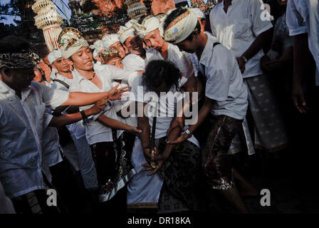 Apr 05, 2009 - Bali, Indonésie - Bhakti Demi yang Agung aka La bhakti est une documentation de Panca Wali Krama, une cérémonie balinaise-hindou, que se passe-t-il une fois en 10 ans, de purifier la terre de Bali. Bhakti plus souvent traduit comme "la rock', et fréquemment fait référence à l'accent ou le dévouement à une forme personnelle de Dieu. Il est généralement basé sur un certain nombre de ces relations humaines Banque D'Images