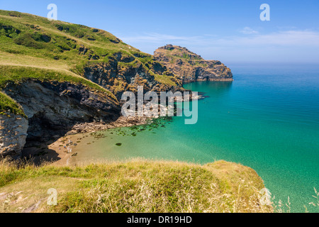 Vue sur Bossiney Haven sur la côte nord des Cornouailles, Angleterre, Royaume-Uni, Europe. Banque D'Images