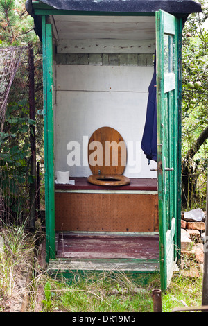 Old outhouse dans le jardin. Banque D'Images