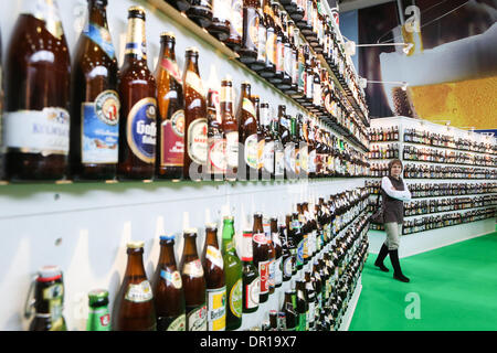 Berlin, Allemagne. 17 Jan, 2014. Un visiteur consulte une exposition de bouteilles de bière allemande au cours de la 79e Semaine verte internationale de Berlin l'agriculture, à Berlin, capitale de l'Allemagne, le 17 janvier, 2014. Un total de 1650 exposants venus de 70 pays et régions participent à la 79e Semaine verte internationale Berlin foire agricole, qui devrait attirer plus de 400 000 visiteurs. Credit : Zhang Fan/Xinhua/Alamy Live News Banque D'Images